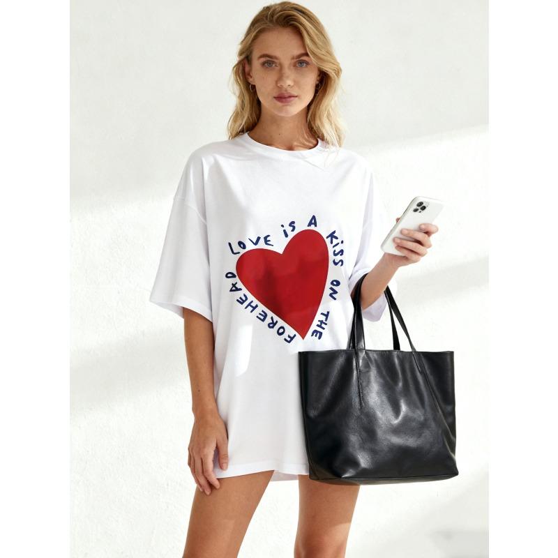 Oversize Women's Short-Sleeve T-Shirt with Red Heart and "Love is A Kiss on The Forehead" Text Print