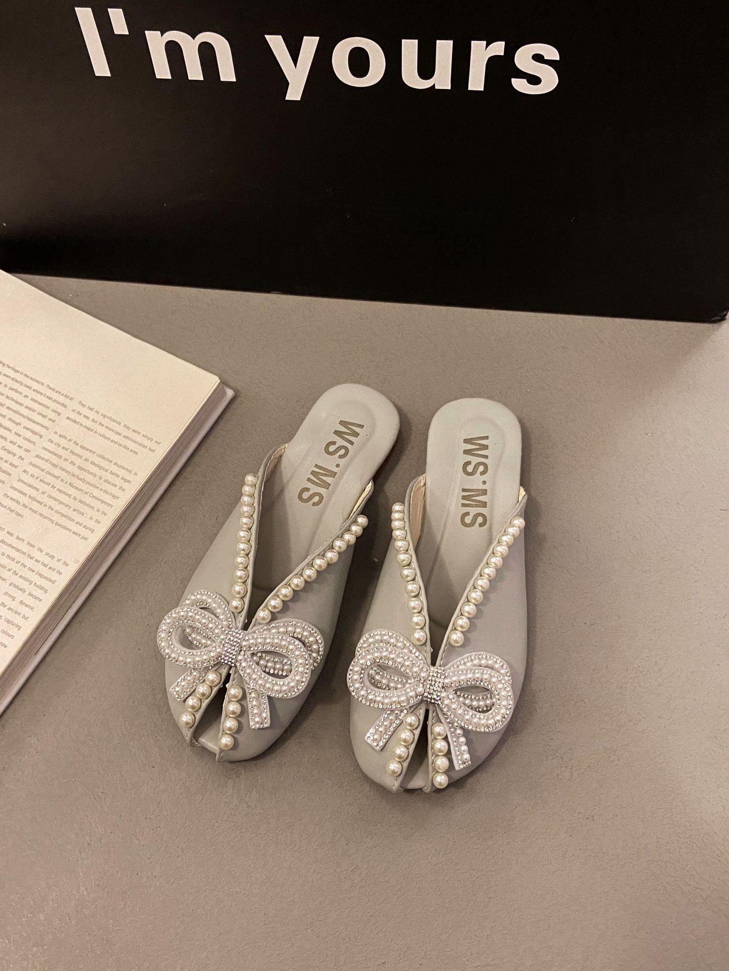 

Bow pearl bag head slippers female Korean version round head breathable one pedal home slippers female hollow half slippers female 39