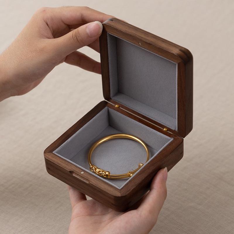 Utsøkt smykkeskrin i svart valnøtt og fløyel: Oppbevaring i massivt tre for ringer og øredobber