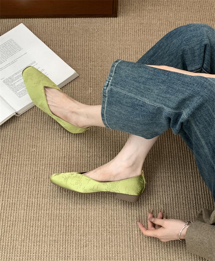 

Low-heeled versatile grandma shoes women s casual ladyshoes 2025 spring and autumn one-pedal lazy beanie shoes fashion single shoes 39