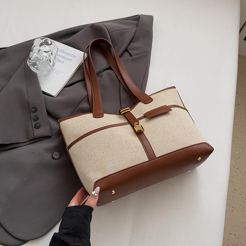 

Simple color-blocking canvas stitchingPUTote bag with decorative clasp, versatile for daily commuting, underarm bag M коричневий