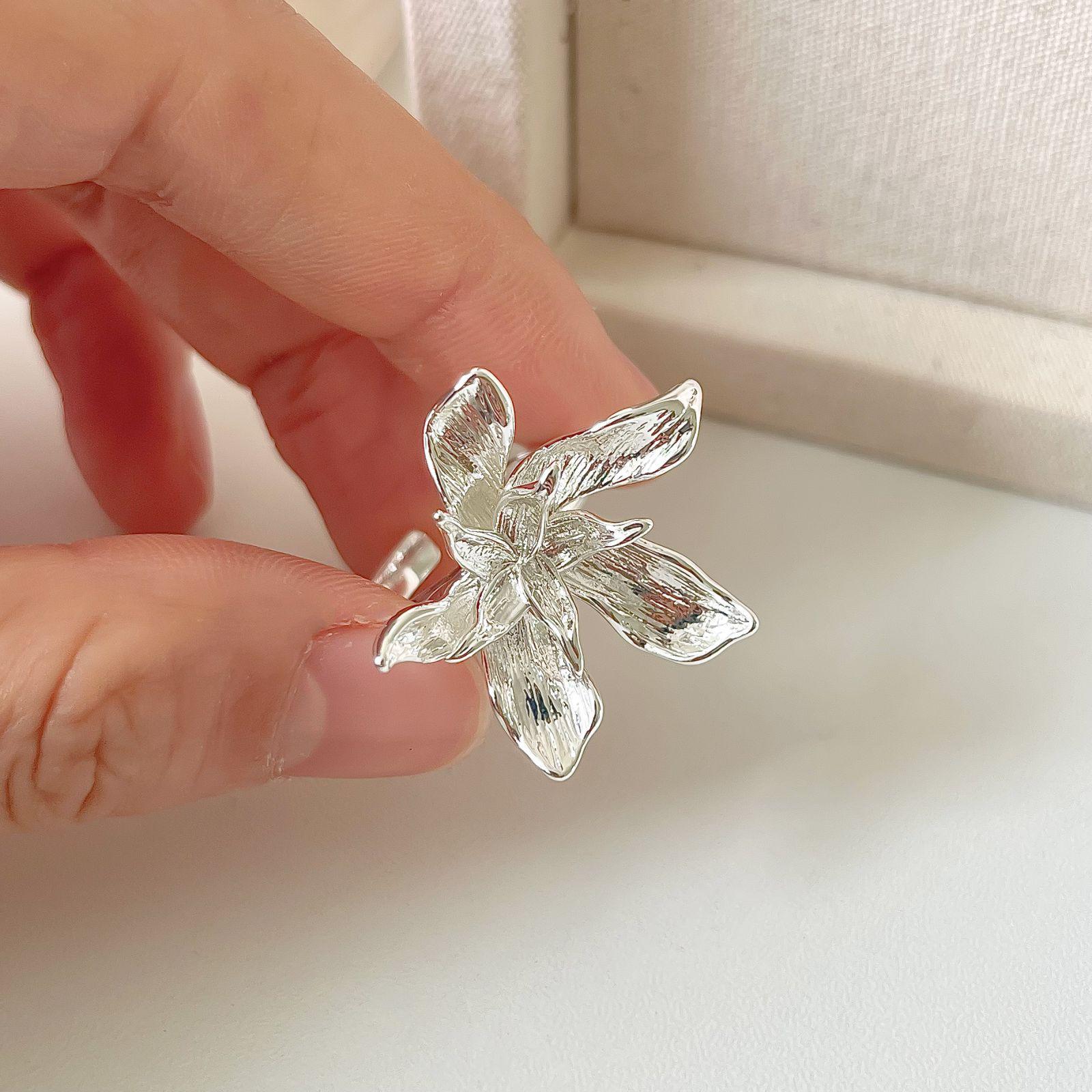 

2025 Новое Изысканное Металлическое Кольцо в Виде Цветка: Европейский и американский шик Кольцо на указательный палец высокого класса для женщин