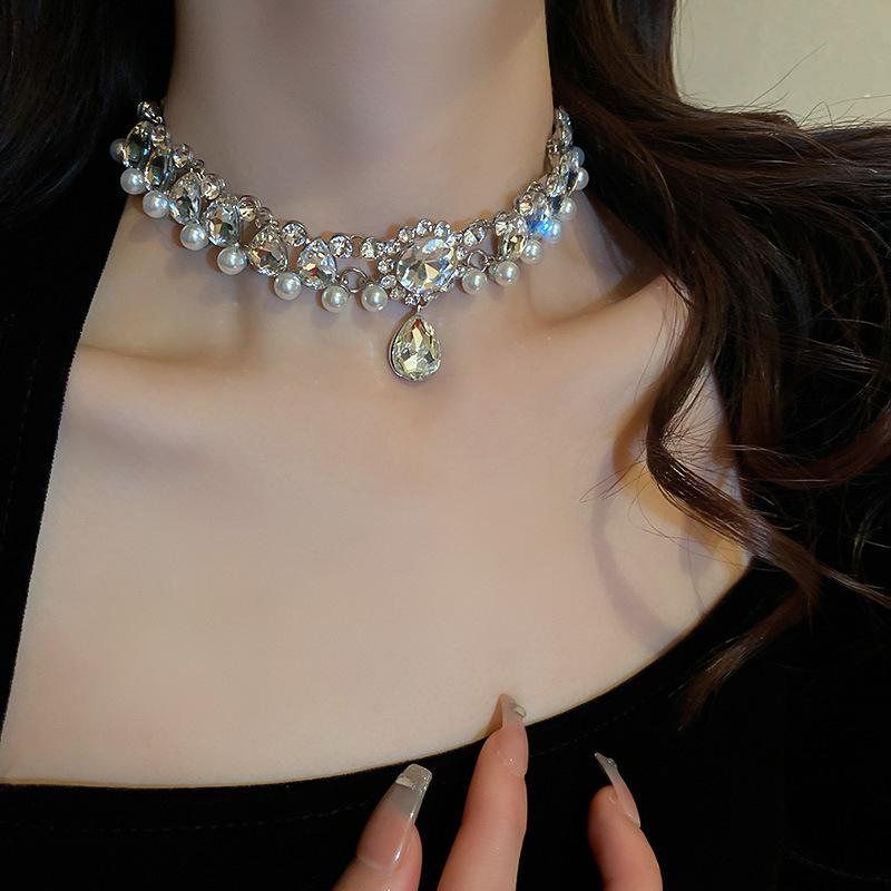 Real gold electroplated pearl and diamond-inlaid floral necklace, niche, fashionable, versatile collarbone chain, elegant and high-end accessory