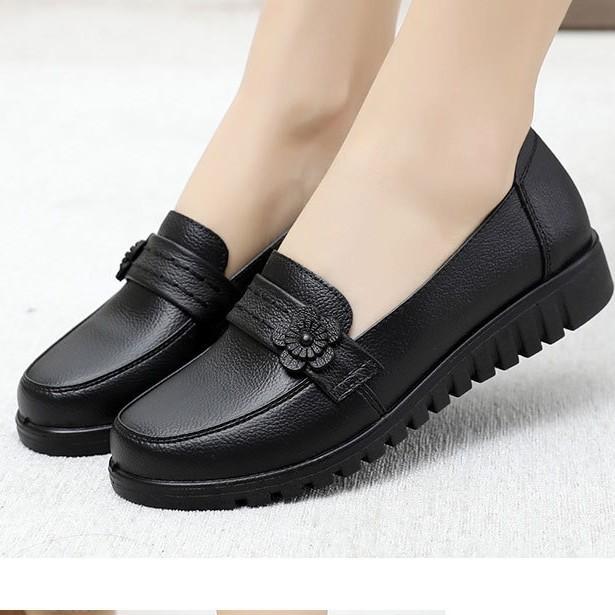 Vår och höst mammaskor mjukt läder mjuk sula bekväma enkelskor i äldre damers skor mormor platta halkfria arbetsskor