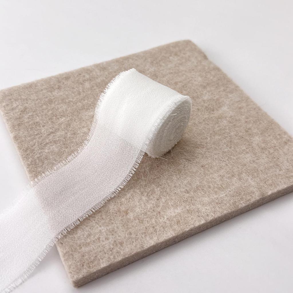 Handgerissenes Chiffonband: Dekorative Girlanden, Haarbänder mit Blumenbindungen und Kuchendekor.