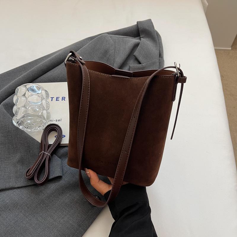 

Осенняя сумка-тоут 2025 года большой вместимости для студенток, новая на плечо, сумка высокой ценности, простая корейская версия, сумка-ведро для поездок на работу темно-коричневого