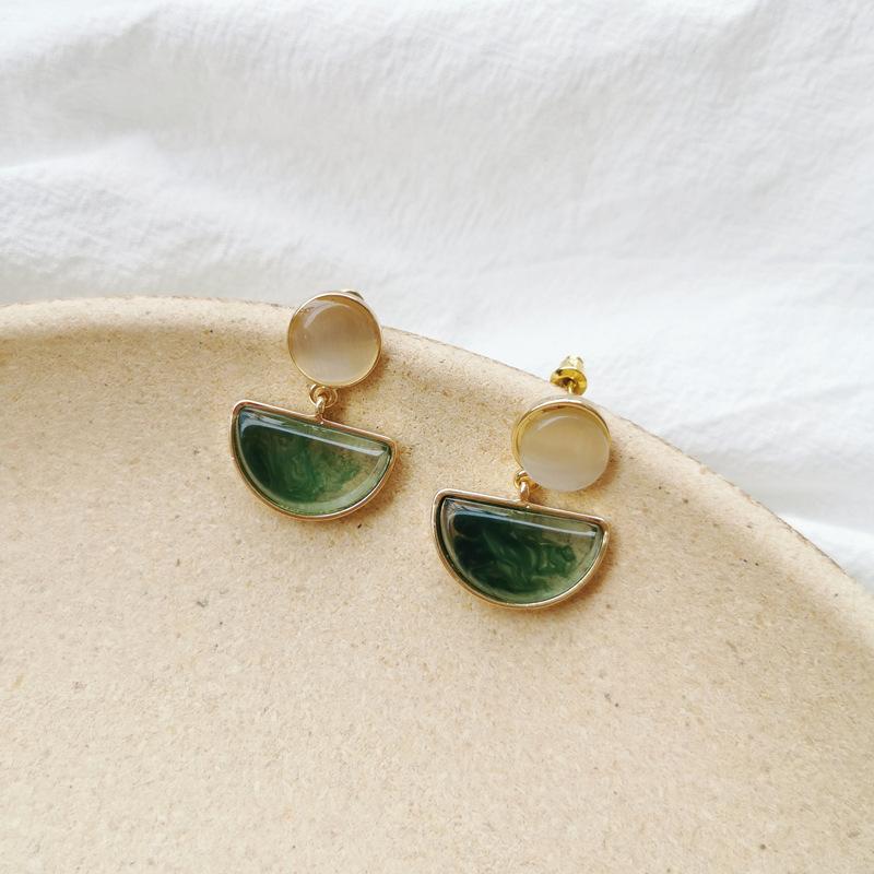 Korean Green Stone Female Clip On Earrings Women Geometric Semi -Circular Resin Earrings Simple Small Fresh Ear Clips Earrings
