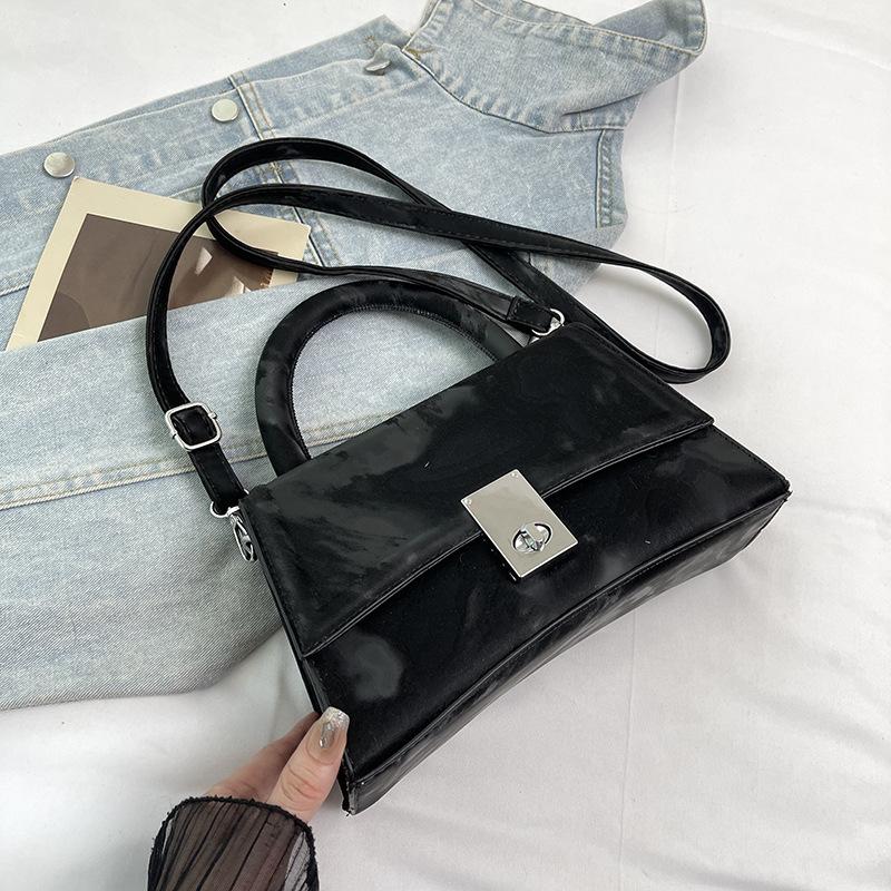 

В этом году популярная ретро маленькая сумка женская 2025 осень новая модная сумочка повседневная текстура плечевая сумка-мессенджер чёрный