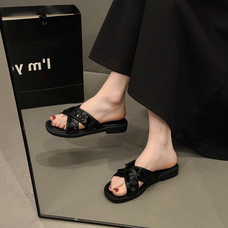 Sequins are beautiful, flat-bottomed cool slippers, women's summer outer wear, new models with skirts, fashionable beach flip-flops