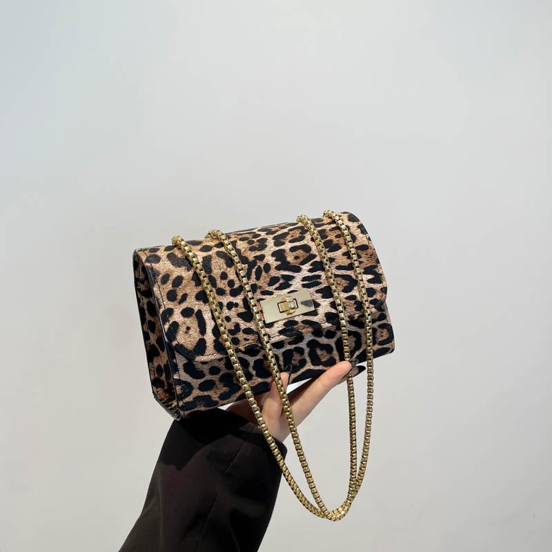 

Foreign style, European and American retro and beautiful 2025 leopard print winter new temperament trend chain underarm single shoulder small square b коричневый
