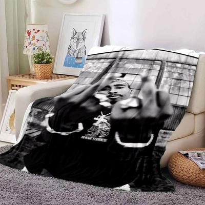 1 szt. Koc Hip Hop 2Pac Miękki Lekki na Cały Sezon Wielofunkcyjny Kocyk na Sofę, Łóżko, Biuro i Pikniki, Styl Francuski z Ikonicznymi Okładkami Albumów i Cytatami