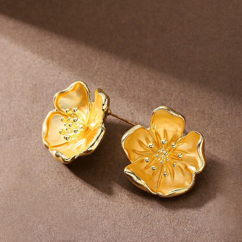 

Fashion temperament simple three-dimensional pleated stamen flower stud earrings light luxury high-end earrings high luxury holiday style earrings золотий