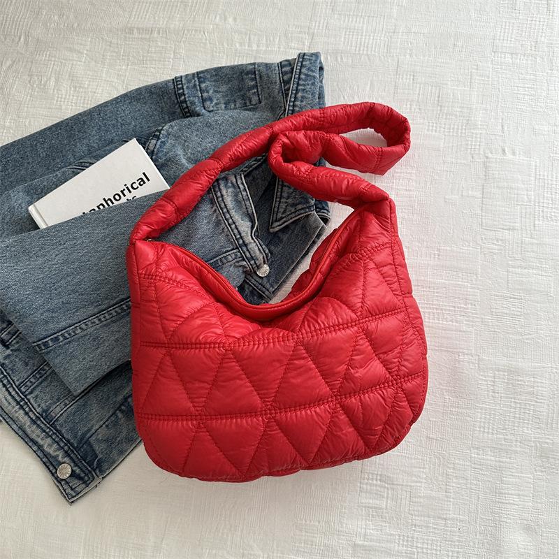 

Популярная в этом году модная однотонная сумка через плечо женская 2025 весна новая универсальная ins сумка подмышку сумка-тоут тренд красный