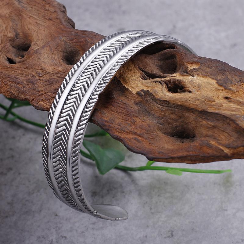 European And American Retro Men 'S Bracelets ,Fashionable And Creative Simple Titanium Steel Bracelets