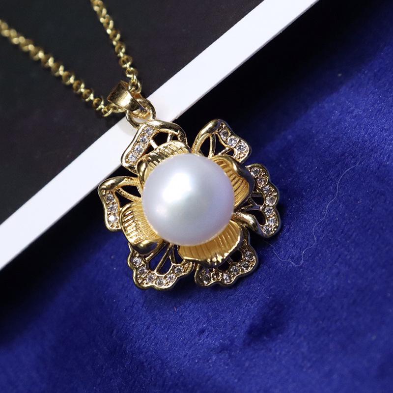 3D Flower Freshwater Pearl Pendant Necklace for Women, 18K Gold-Plated, 8-9mm, Elegant Clavicle Chain.