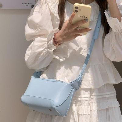 Eenvoudige en Veelzijdige Knödel Tas Crossbody Kleine Vierkante Tas Modieuze Forens Vrouwen Armpit Vlieger Tas
