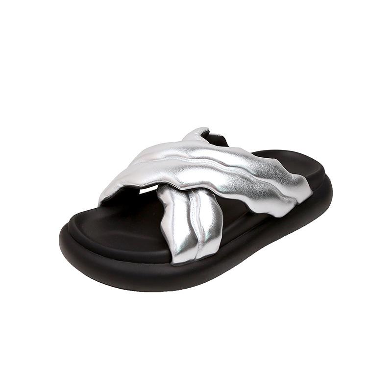 

Thick-bottomed muffin silver slippers for women in the summer of 2025, new outer wear, high-end non-slip and heightened beach cool slippers 35 серебряный