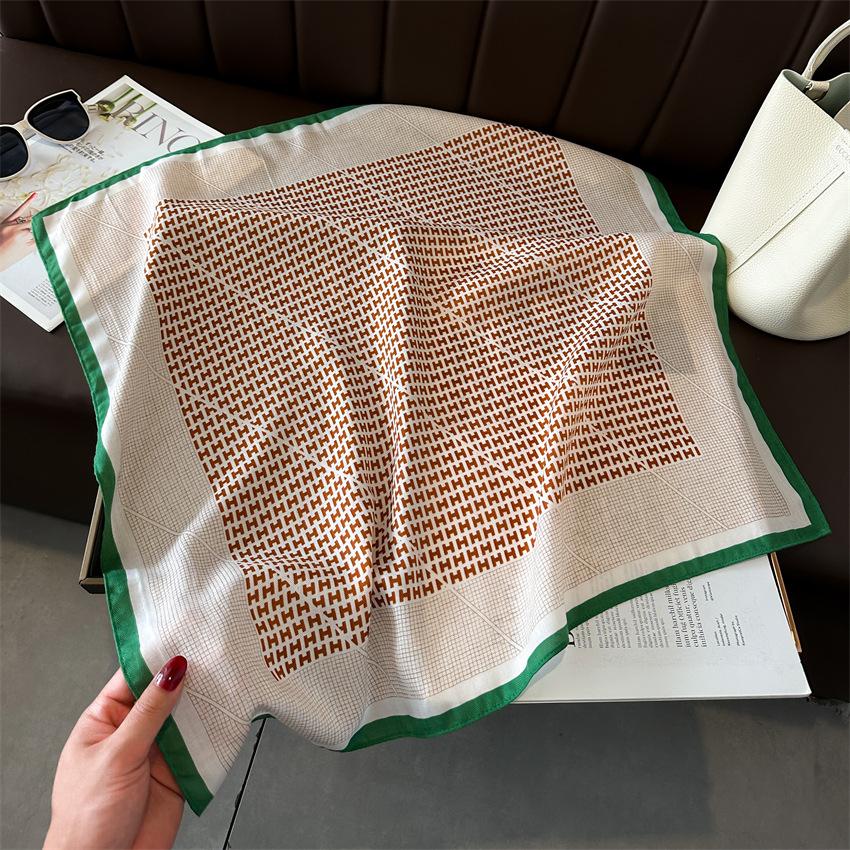 

Простой и модный шарф с буквенным принтом 65 × 65 см, тонкий шейный платок, универсальный бархатный шарф из хлопка и льна для женщин 65x65cm (1-3cm error)