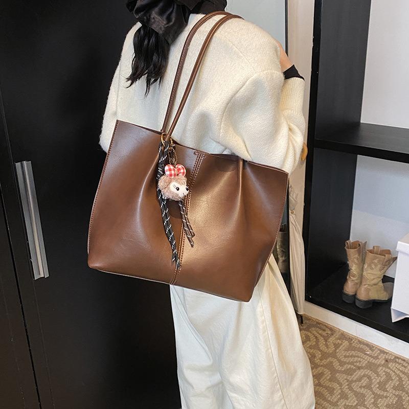 Premium Tote Bag Women's Large Capacity New Winter Popular Retro Versatile Shoulder Bag Commuter Bag