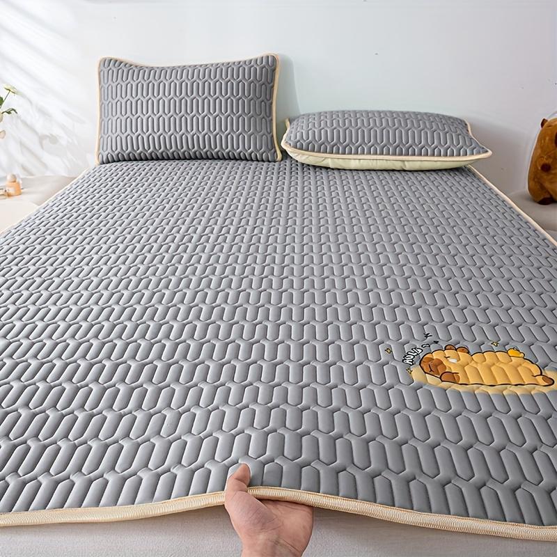 

1pc Ultra-Soft Breathable Cooling Mattress Pad - Hypoallergenic Polyester Bed Topper with Cute Cartoon Design 150x200cm серый