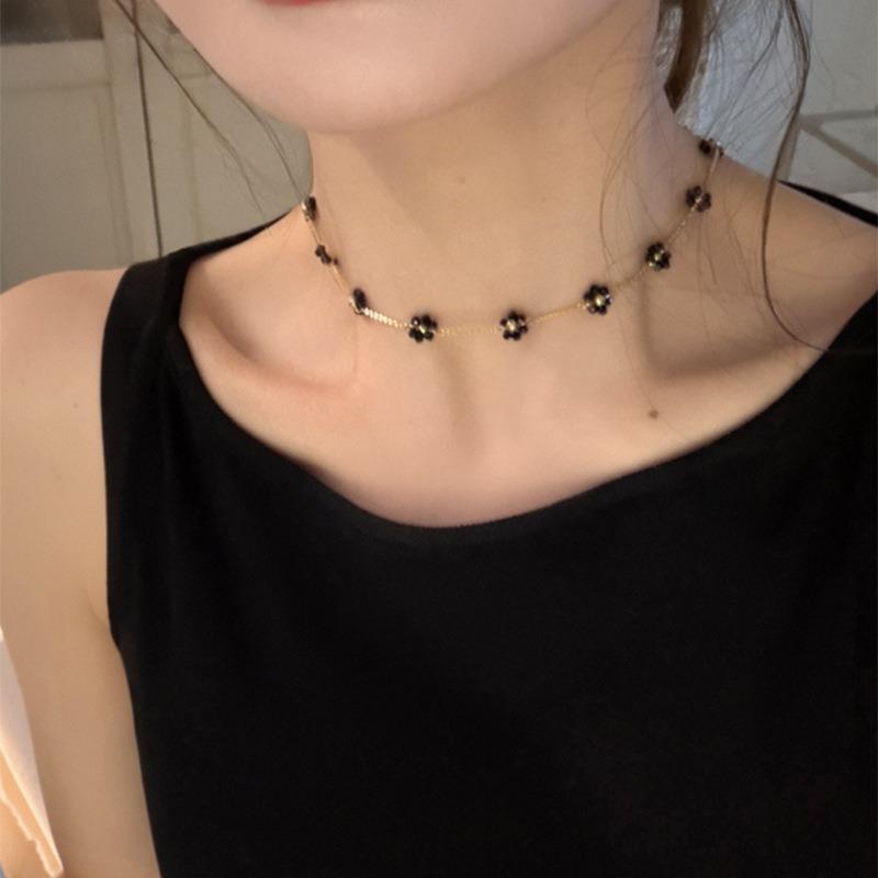 Crystal beaded flower necklace simple fashion sweet cool style collarbone chain design sense niche neck chain women