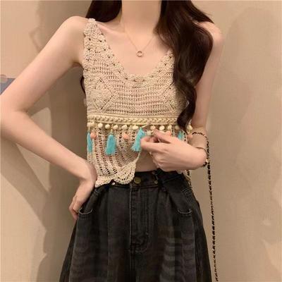 Chaleco de crochet sin mangas con borlas retro para mujer con un toque de diseño, camisola corta ajustada y ahuecada para verano.