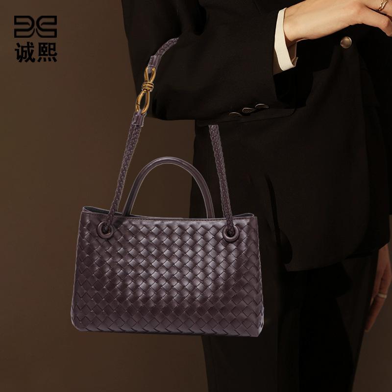 Women's Bag 2025 New Handwoven Bag Retro Casual Shoulder Messenger Bag Large Capacity Handbag