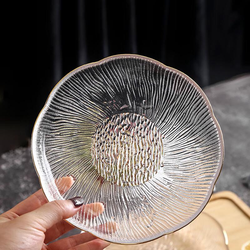 

Большая стеклянная тарелка для фруктов и закусок в европейском стиле.