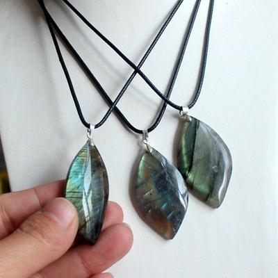 Přírodní labradoritový náhrdelník Tvar listu Leštěné léčivé energetické kouzlo Unisex šperky DIY dárek Bohemian