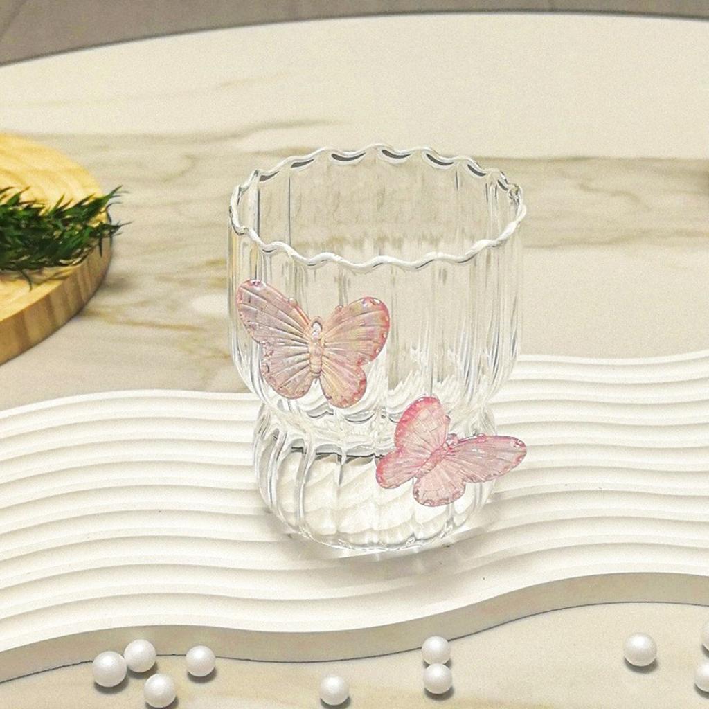 Bicchiere Decorato Artisticamente con Farfalla, Embossing e Funzionale per Migliorare l'Attrattiva Visiva e l'Uso con Bevande Calde