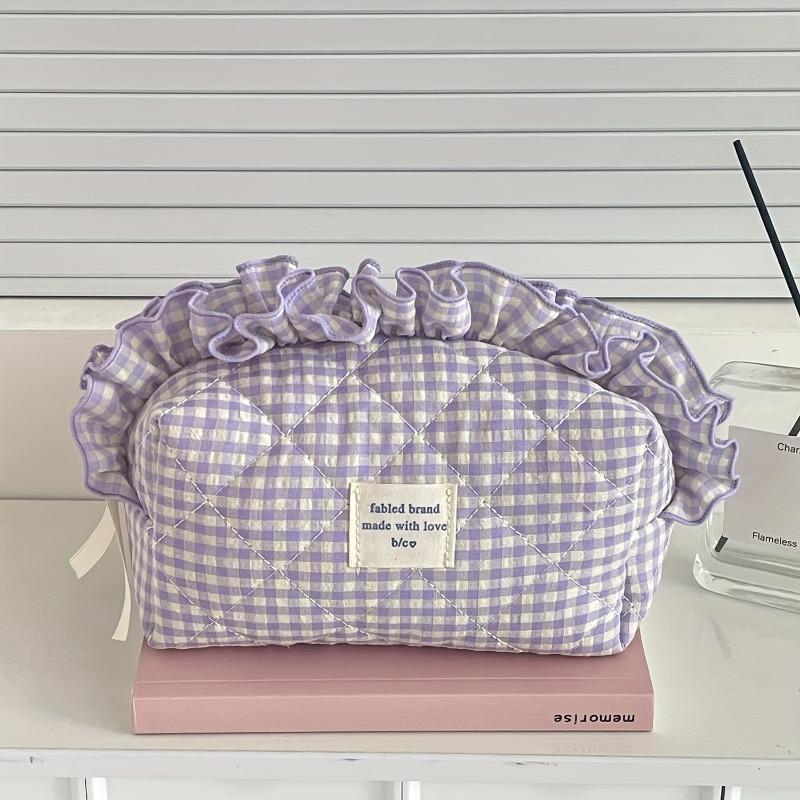 Lace checkered makeup bag, Ins minimalist niche style, high-value large-capacity cosmetic pouch, portable for travel and daily use.