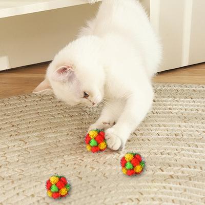 Bolas de Brinquedo de Natal para Gatos Pompons Brilhantes com Partículas Sonoras 4,5cm Brinquedos Crinkle e Jingle para Gatinhos Bolas de Pelúcia Interativas para Perseguição e Caça