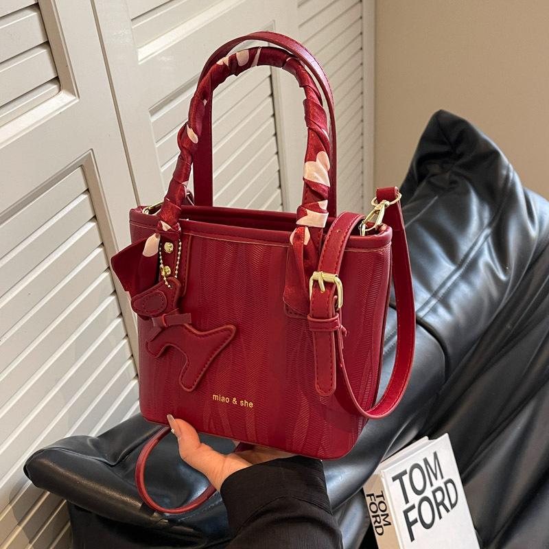 Wedding bag, high-quality texture small bag, women's bag, large-capacity new red envelope, portable bucket bag, wedding and bride messenger bag.