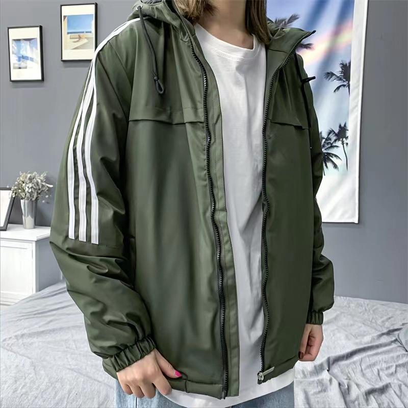 

Мужская куртка с капюшоном и тремя полосками, утепленная плюшевым вельветом. Куртка с хлопковой подкладкой. Женская версия может расстегиваться на две части. 5XL