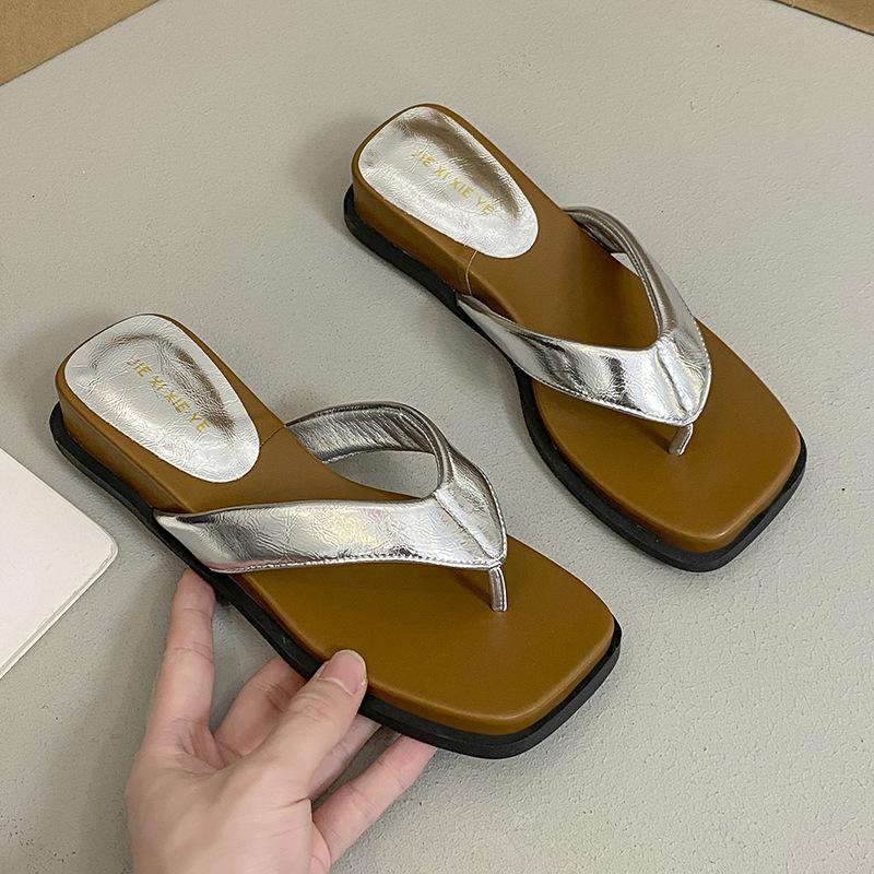 Pinch feet square head slope heel beach shoes cool slippers women's silver new style holiday herringbone 2025 slippers women's summer wear