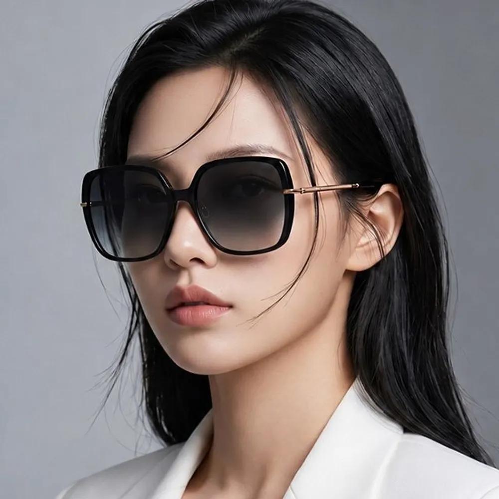 

MaxMara Sunglasses MM0112 K 01B worn by Han Hyo-joo, oversized horn-rimmed glasses, fashion for women and men
