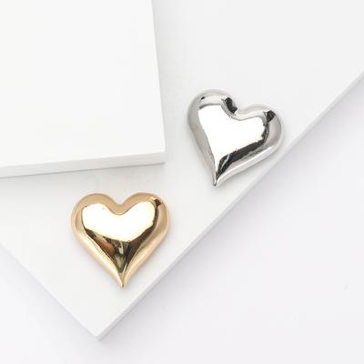 Kreative Exquisite Legierung Galvanisieren Liebe Brosche Einfache Mode Damen Anzug Mantel Korsage Schmucknadel