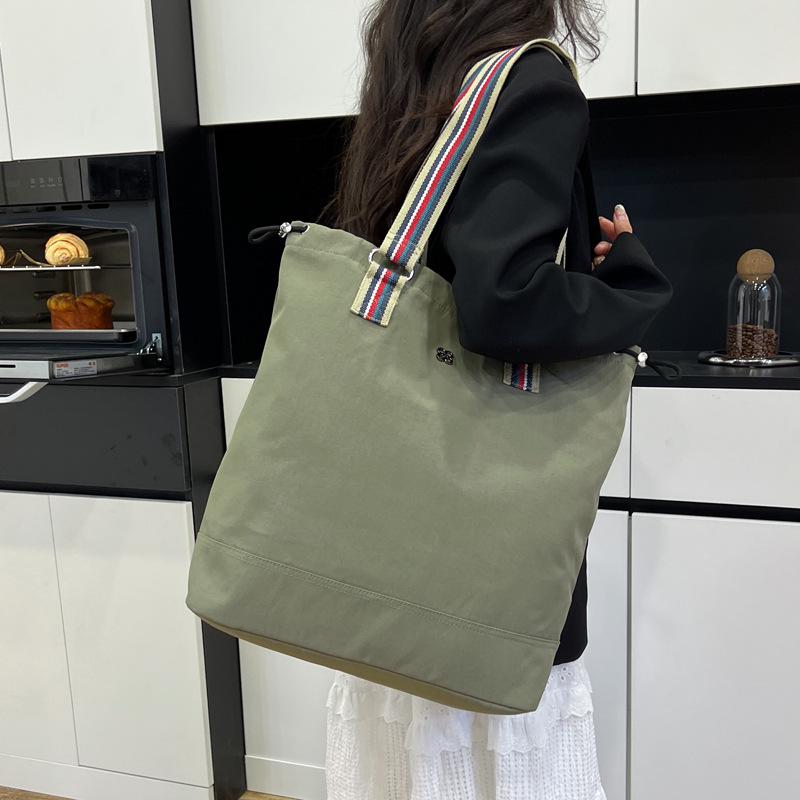 

2025 Trendy Lightweight Versatile Single Shoulder Handbag - Large Capacity and Solid Color for Everyday Use 37x15x40 cm