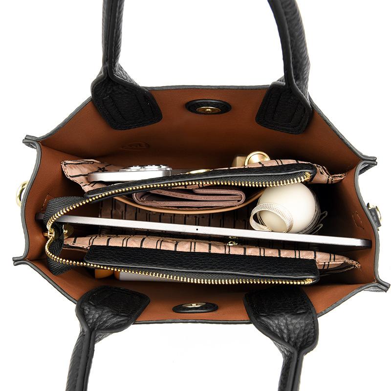 Simple Messenger Bag Small Bag 2025 New Women's Bag Fashionable Versatile Envelope Bag Lightweight Send Mother Mailman Bag Tide