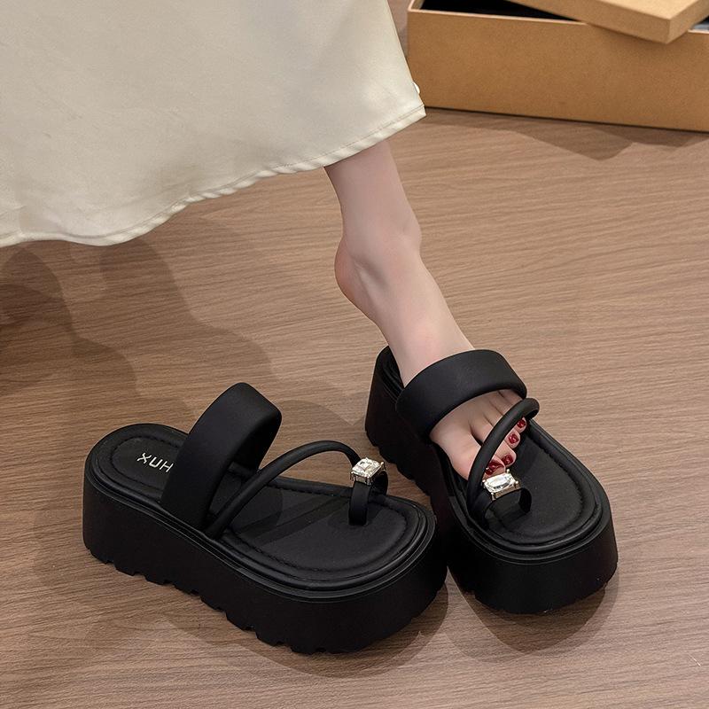 Thick-bottomed set of toe cool slippers for women's summer wear 2025 new models with skirts, high-end super fire silver beach one-word drag