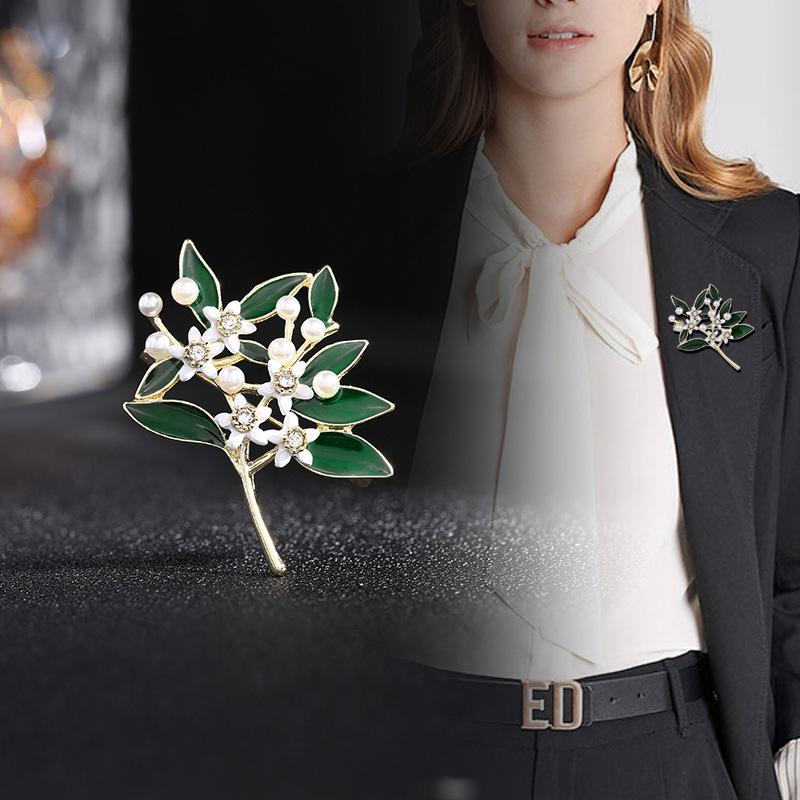 Gardenia Brooch Female Literary Temperament Brooch Anti-Light Clothing Fixed Pin Buckle Suit Shirt Accessories Collar Pin