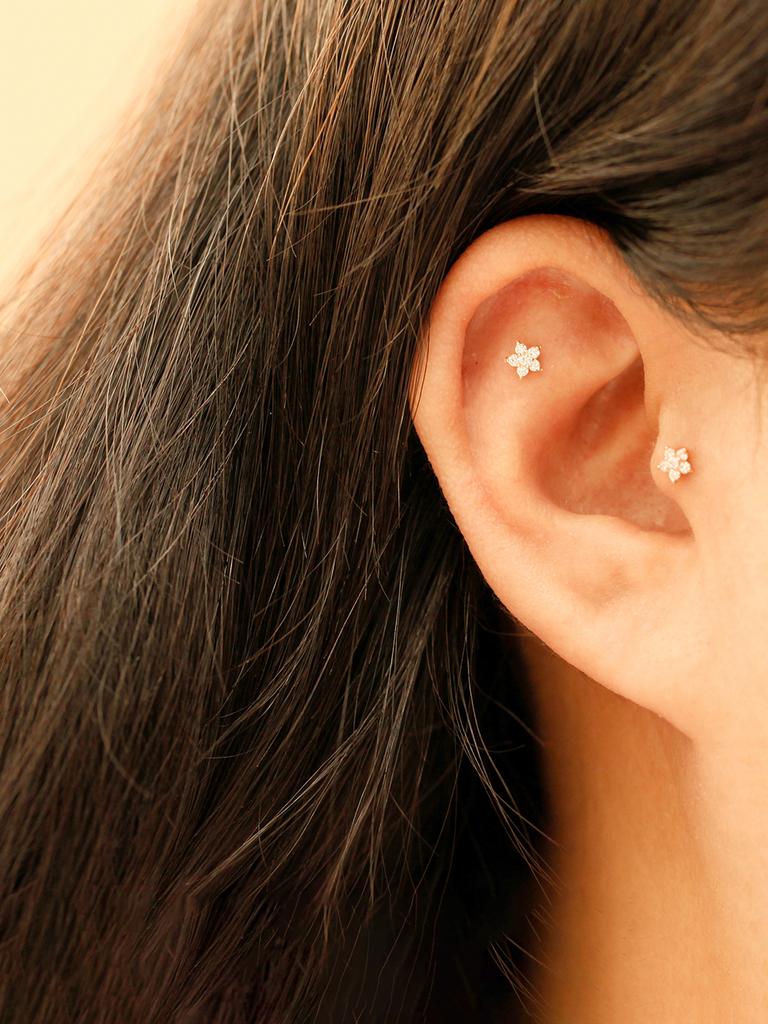 Minimalpiercing 14K Internal Vest Flower Labret Piercing