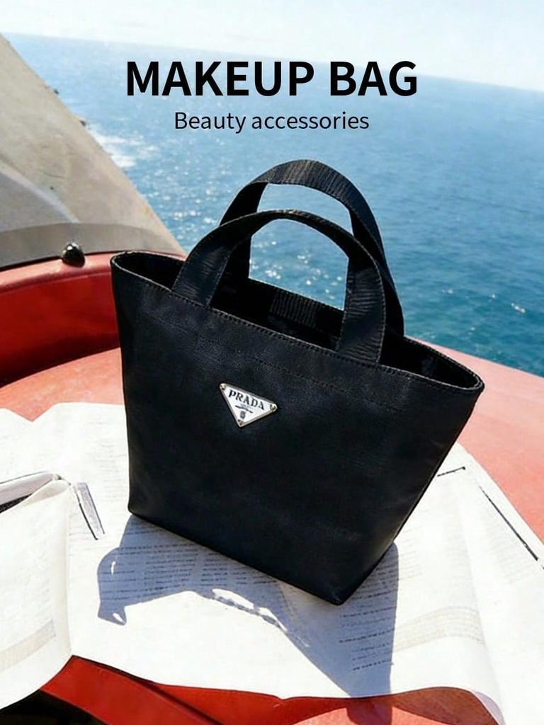 Prada Schwarze Mini-Tragetasche Make-up-Tasche Dreieckiges Metall-Logo Tragbare Hand-Kosmetik-Aufbewahrungstasche für Damen Reise Täglich