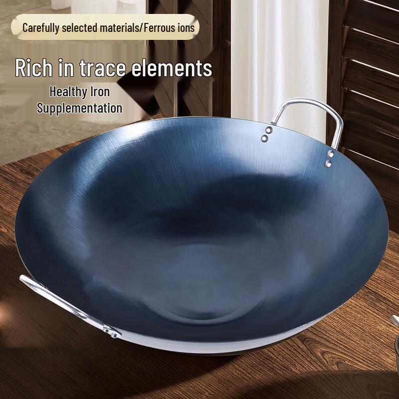 Eingebrannter Wok aus feinem Gusseisen mit rundem Boden und Doppelgriffen