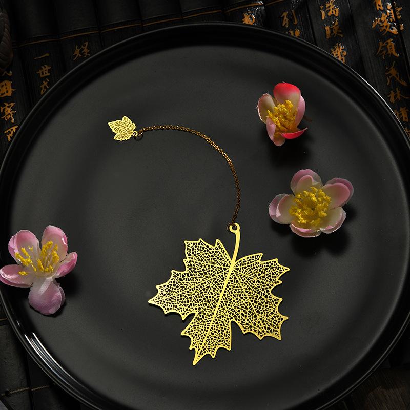 Vynikající duté kovové záložky Zlatá barva Leaf Vein Lotus Shape Book Marks with Tassel Psací potřeby Studentské potřeby pro čtení
