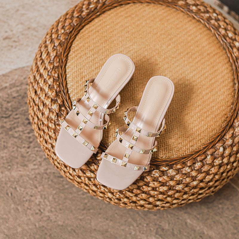 

Летние сандалии новые шлепанцы на высоком каблуке сандалии с квадратным носком и заклепками туфли на среднем толстом каблуке маленькие универсальные летние прохладные шлепанцы 40