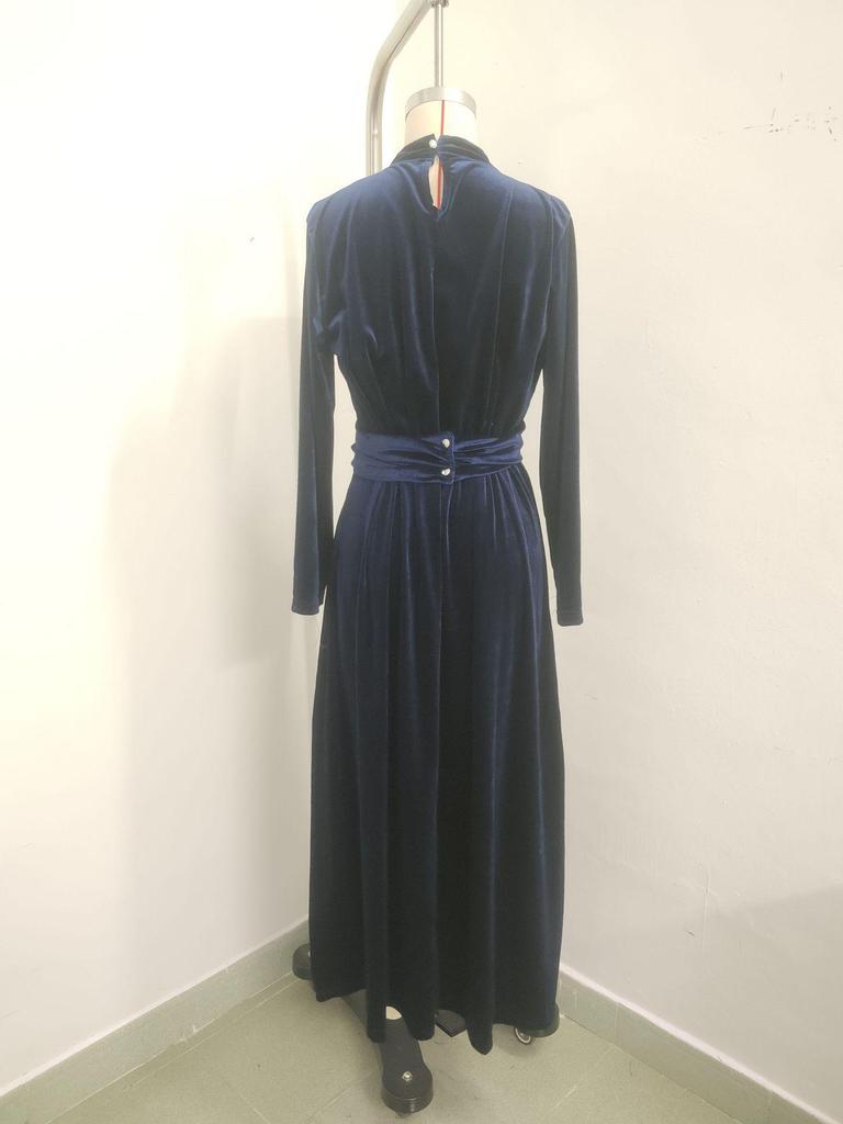 2026 Women's Elegant Gold Velvet Long-Sleeve Slimming Dress with Waist-Cinched Design for Autumn/Winter.
