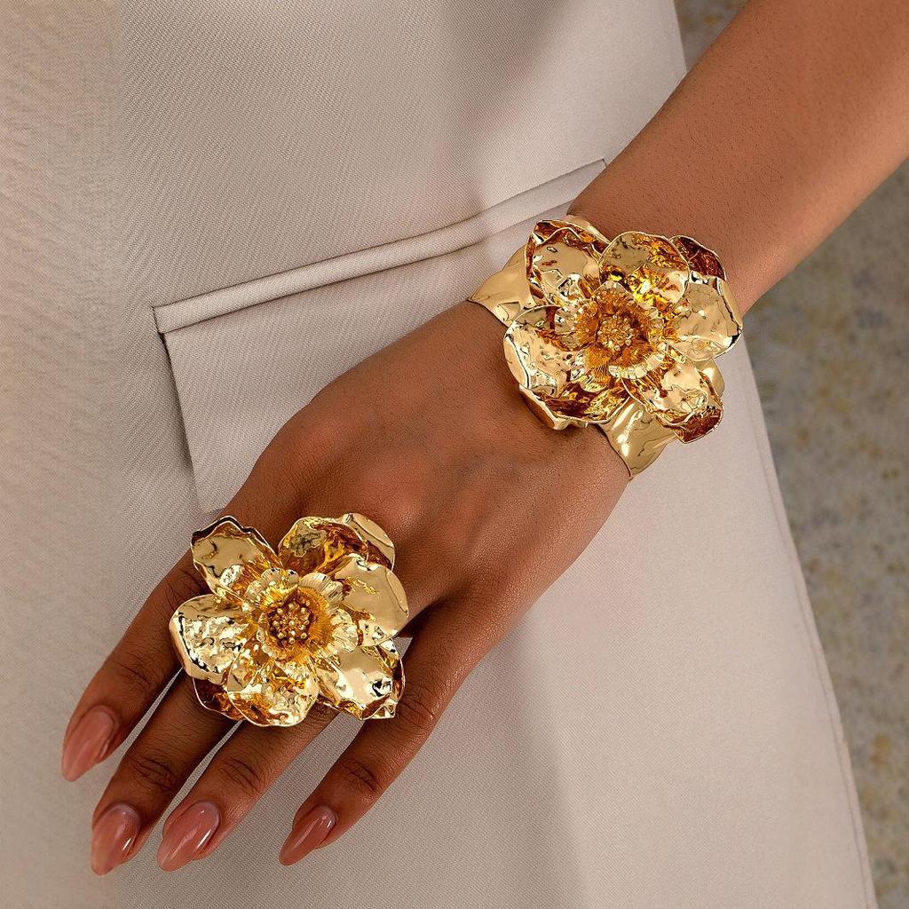 Exquisites 3D-Blumenarmband-, Ring- und Ohrring-Set: Einzigartiges Design mit hochwertiger Verarbeitung. Perfekt als Geschenk.