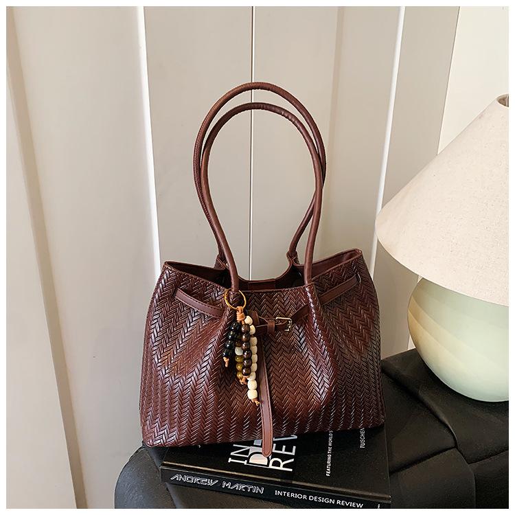 

Retro bag women s large-capacity new autumn and winter leisure niche pleated shoulder bag commuting