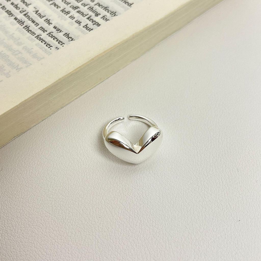 Polished Heart Ring for Women: Versatile Fashion Statement and Trendy Open Finger Design with Unique Niche Style.